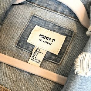FOREVER 21 DISTRESSED DENIM JACKET, SIZE L